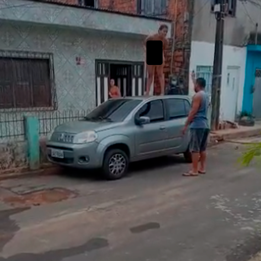 Uma mulher faz protesto nua em cima de carro, veja o vídeo; ATENÇÃO! Essa  cena contém nudez 🔞 | Portal do Natan